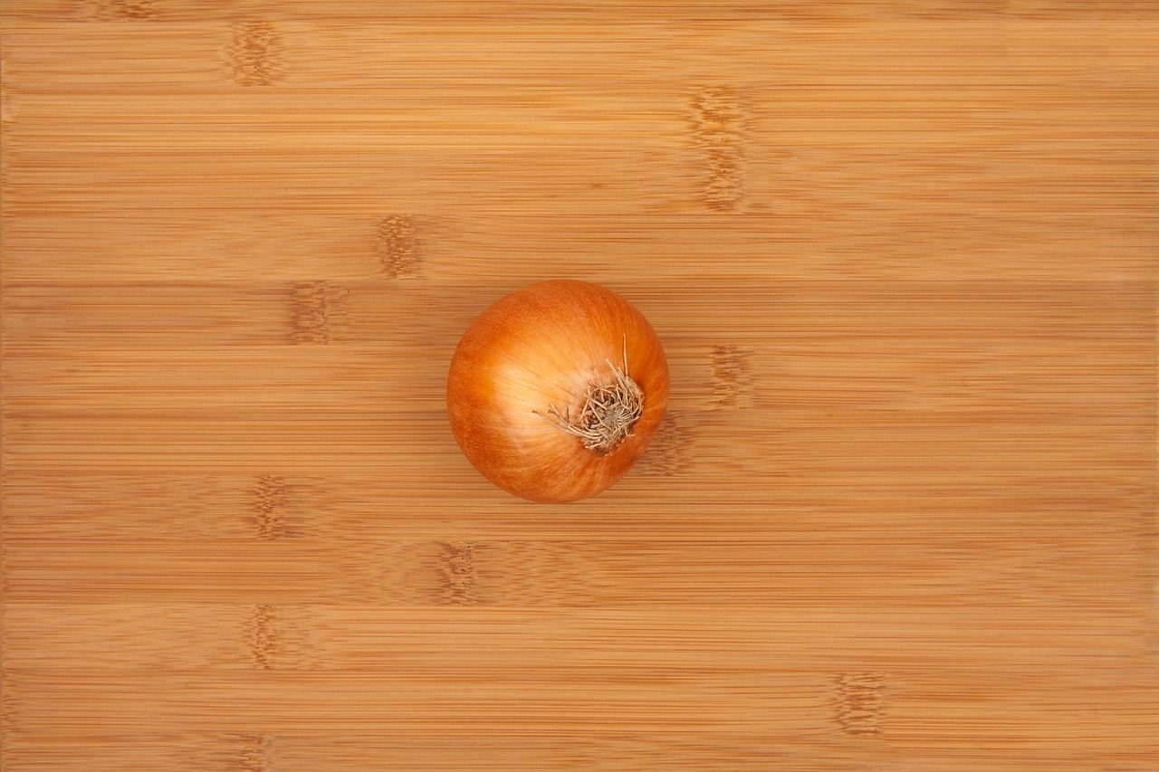 Miska s čerstvou zeleninou, ovocem a semínky jako inspirace pro zdravou snídani